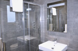 Double Room | Desk, iron/ironing board, free WiFi