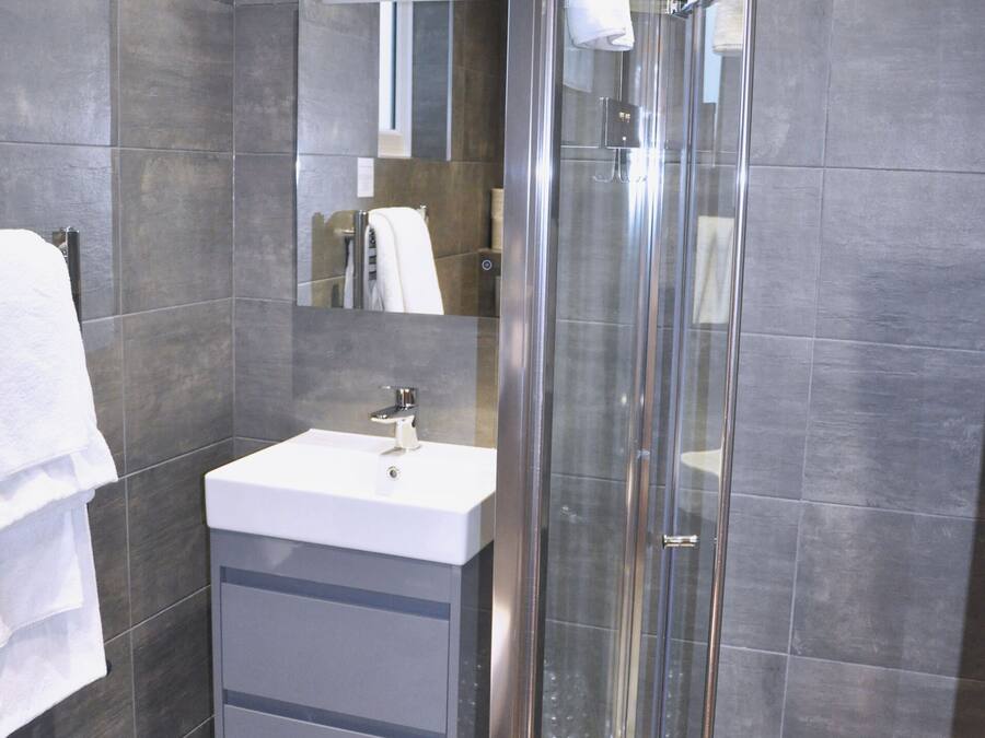 Double Room | Bathroom | Free toiletries, hair dryer, towels, soap