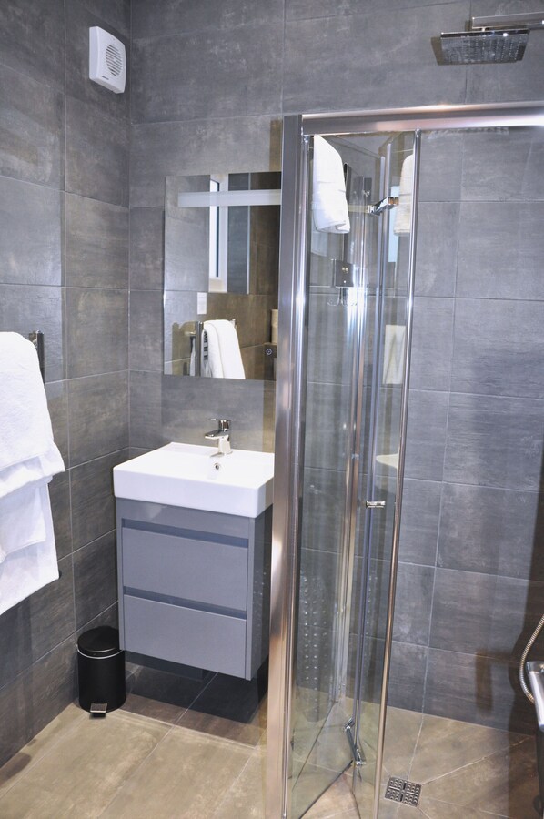 Double Room | Bathroom | Free toiletries, hair dryer, towels, soap
