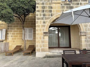 Outdoor dining - Luzzu - Family Friendly Maisonette (Munxar)