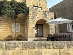 Outdoor dining - Luzzu - Family Friendly Maisonette (Munxar)