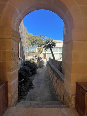 Property grounds - Luzzu - Family Friendly Maisonette (Munxar)