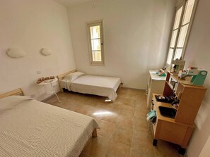 Room - Bizzilla - Family Friendly Maisonette (Munxar)