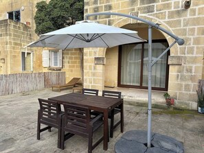 Outdoor dining - Bizzilla - Family Friendly Maisonette (Munxar)