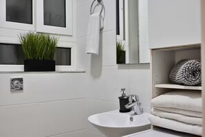 Bathroom - Luzzu - Family Friendly Maisonette (Munxar)
