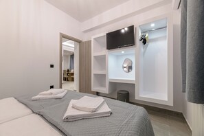 In-room safe, iron/ironing board, free WiFi, bed sheets - Athenia Apartments (Zakynthos)
