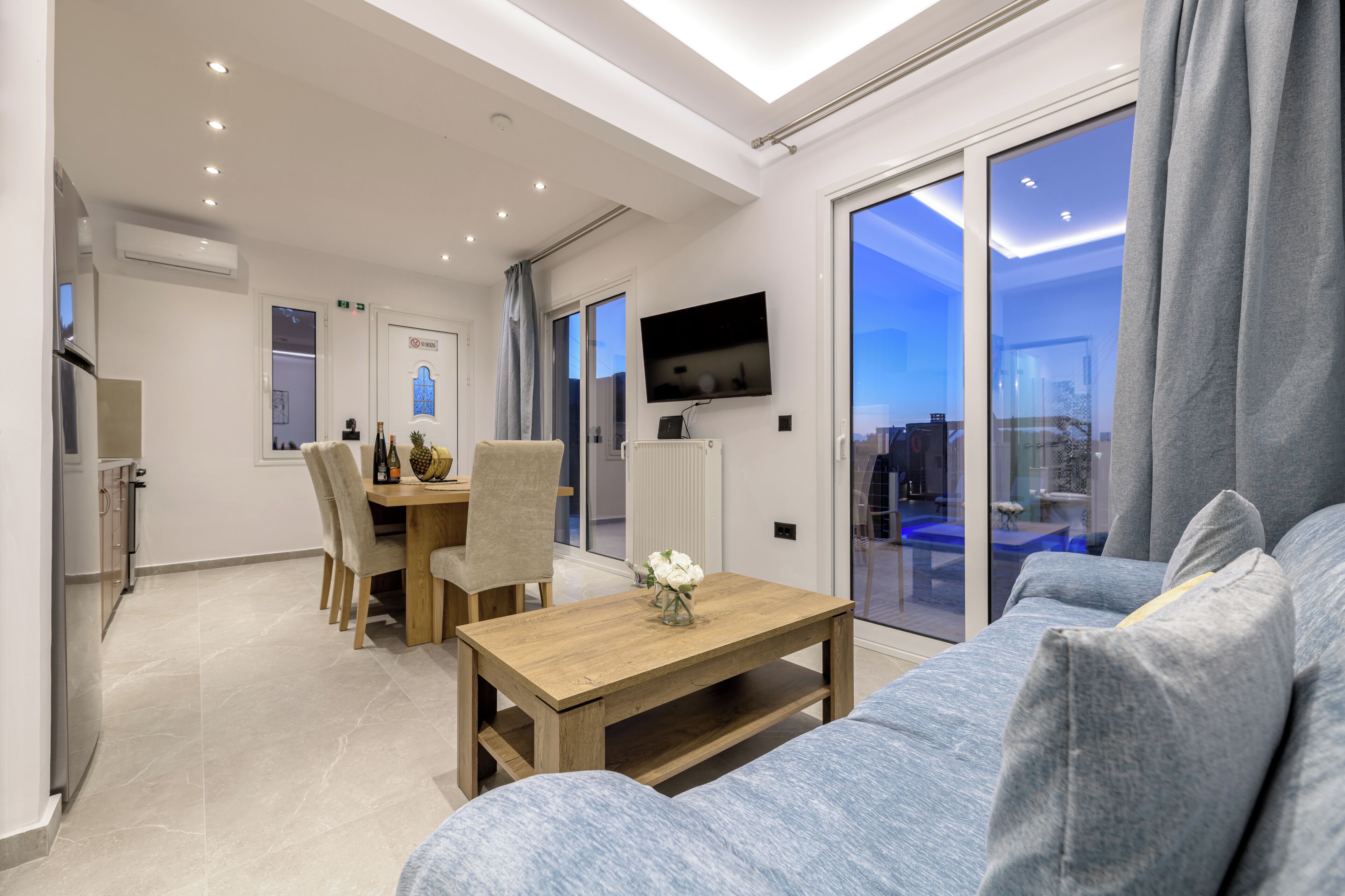 Apartment, 3 Schlafzimmer | Wohnbereich | 32-Zoll-Smart-TV mit Kabelempfang