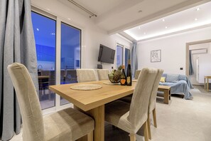 Appartamento, 3 camere da letto | Area soggiorno | Smart TV 32 pollici con canali via cavo