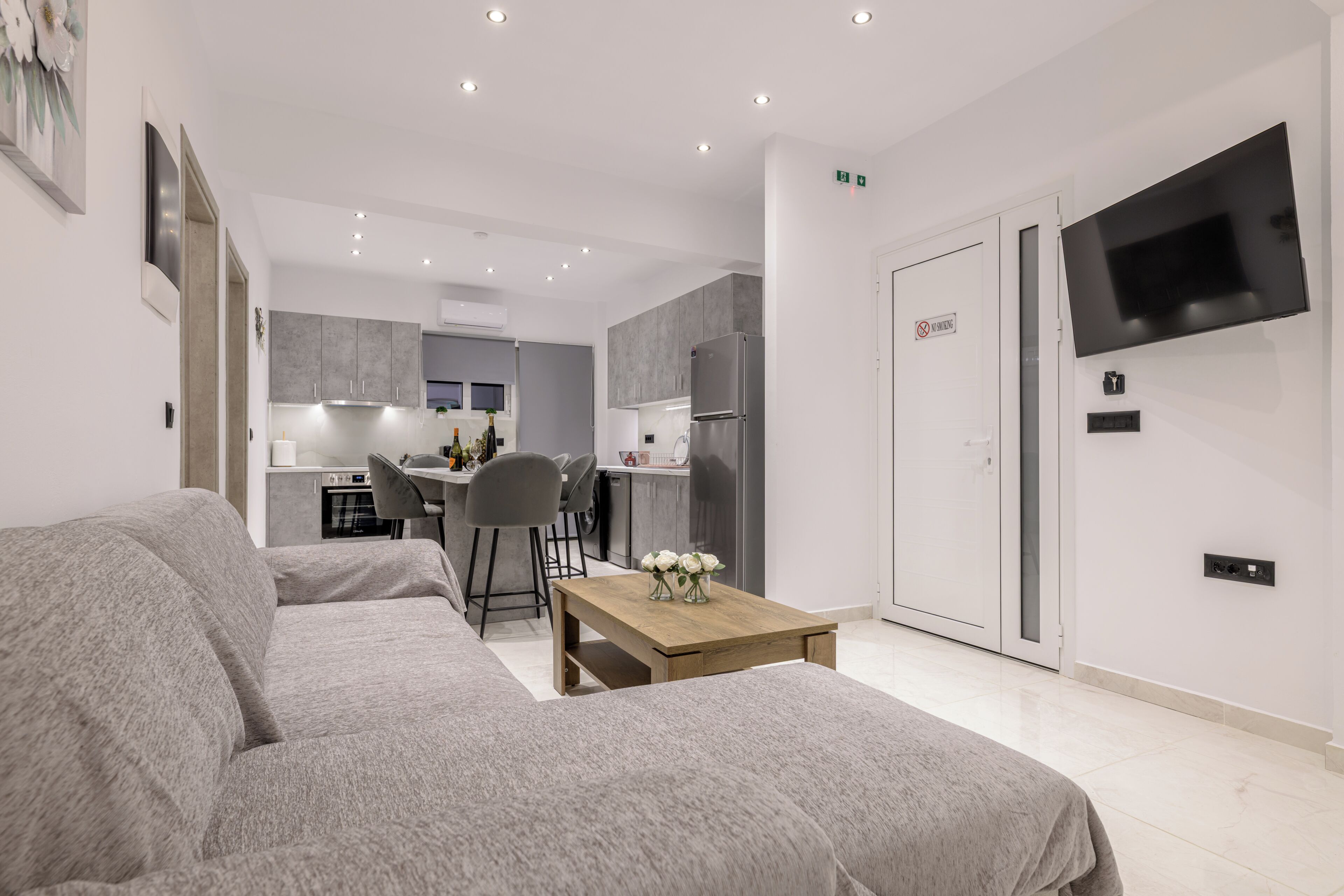Apartment, 3 Schlafzimmer, Poolblick | Wohnbereich | 32-Zoll-Smart-TV mit Kabelempfang