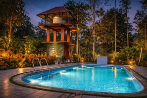 Una piscina al aire libre