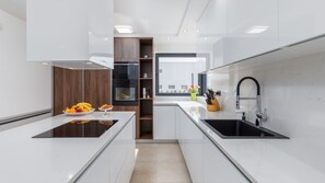 Kühlschrank, Mikrowelle, Ofen, Geschirrspüler