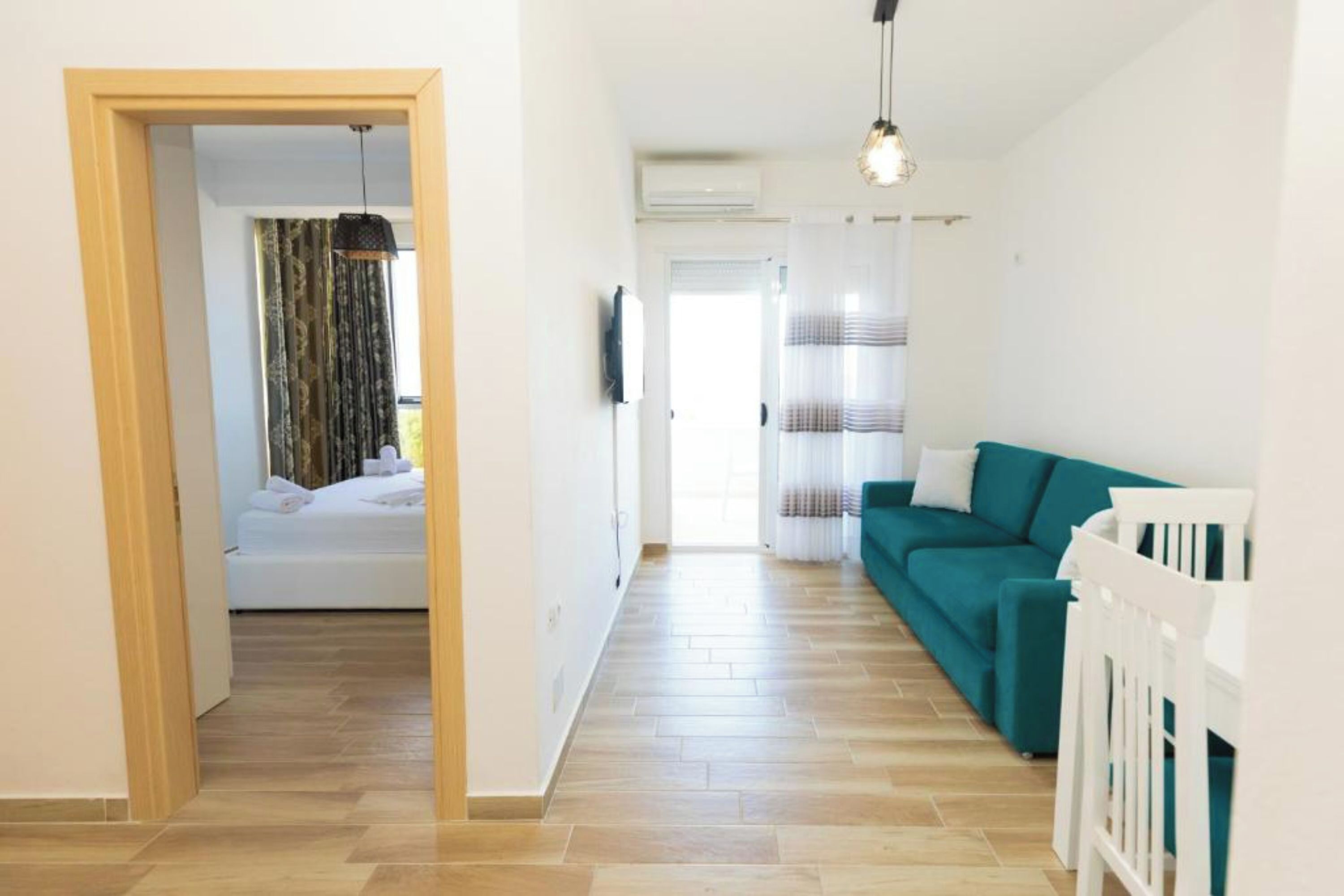 En 40-tommers Flatskjerm-TV med kabel-kanaler