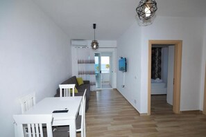 Apartment | Living area | 40-inch flat-screen TV with cable channels - Seaview Apartments (Orikum)