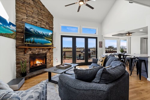 The Lake House on Boyd | Private Boat Ramp & Dock