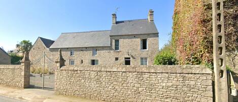 المنشأة من الخارج