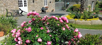 Bed and Breakfast 'Chambre Lit Double' with Shared Garden and Wi-Fi