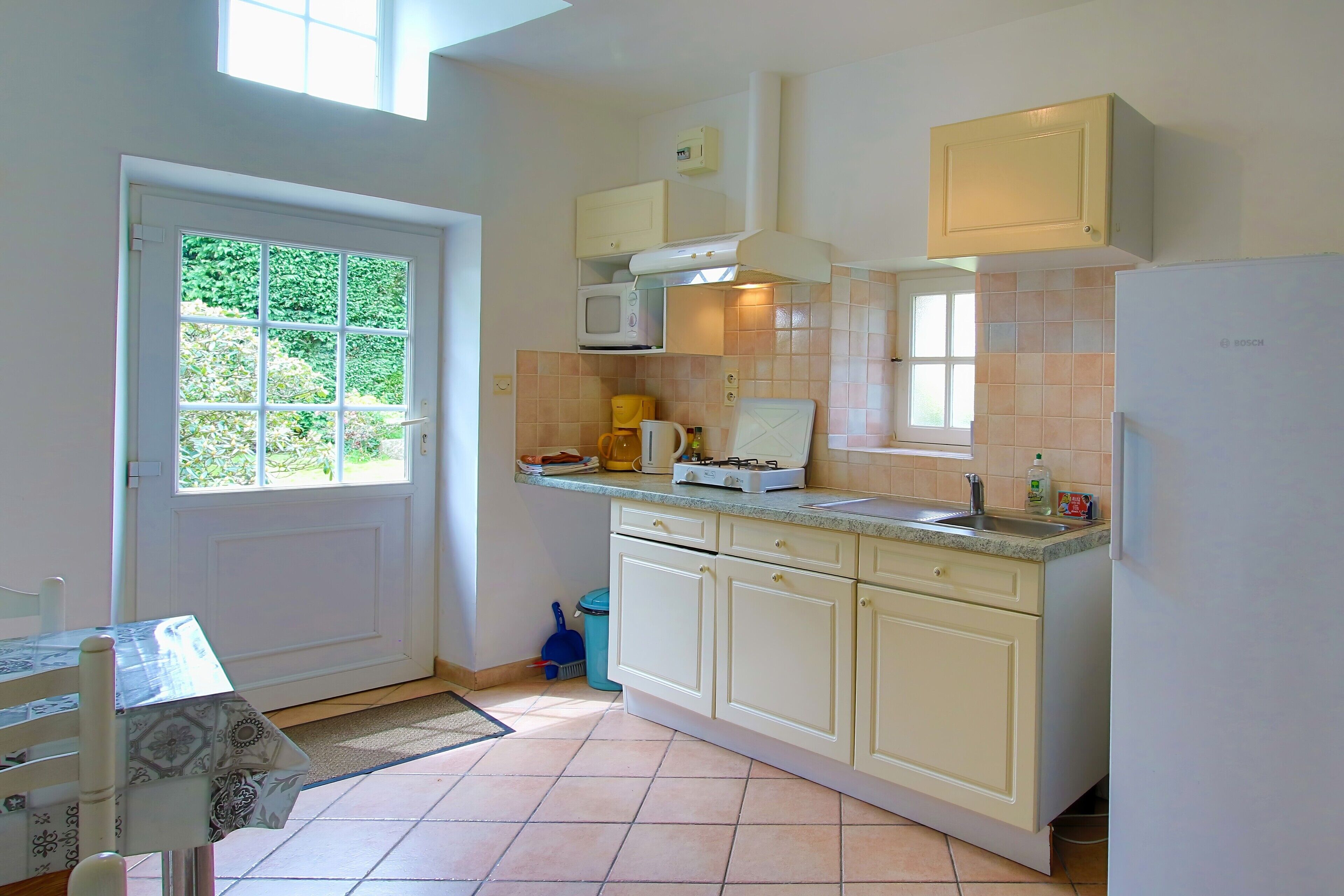 Réfrigérateur, micro-ondes, plaque de cuisson, cafetière/bouilloire
