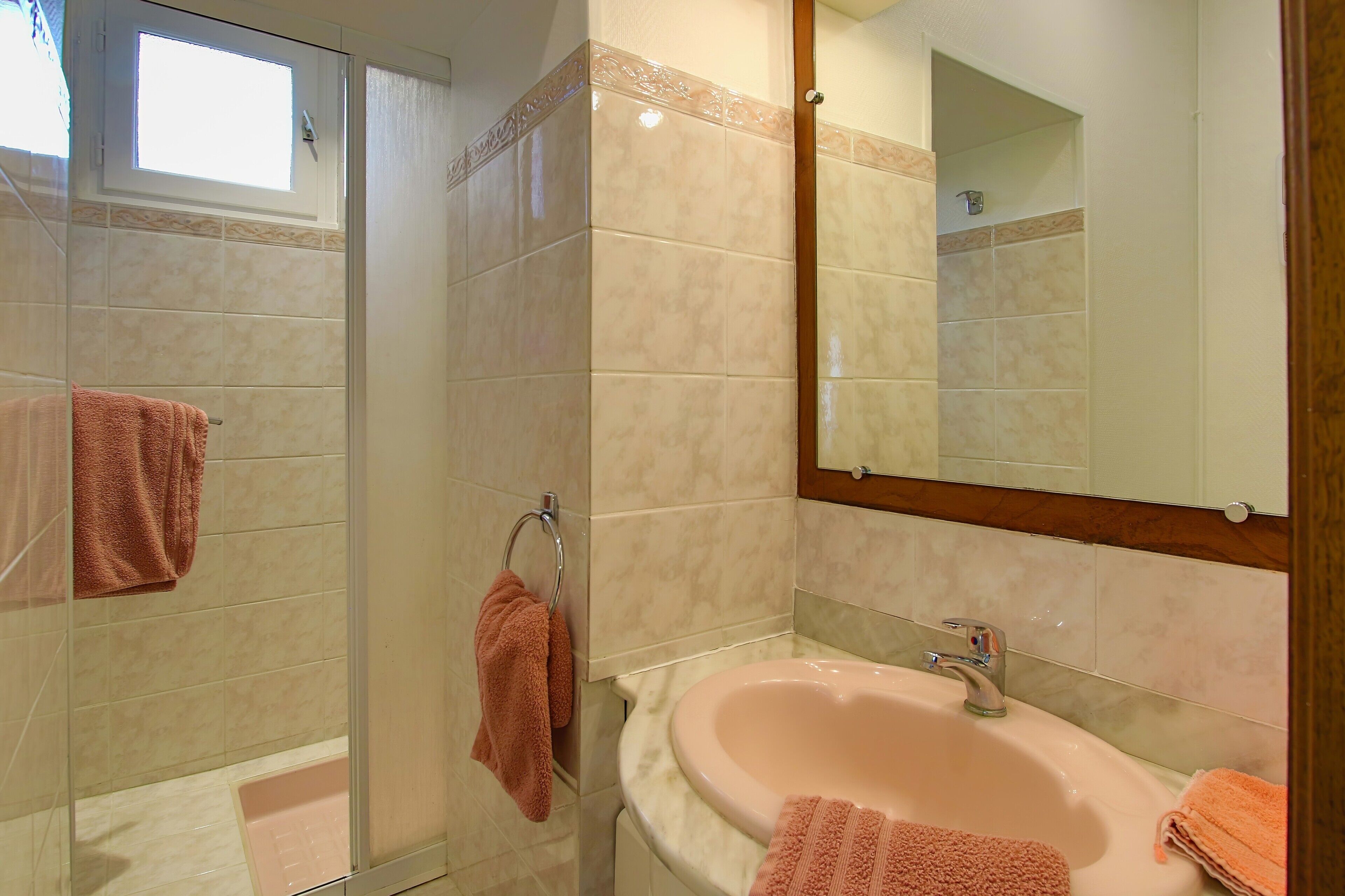 Een douche, handdoeken