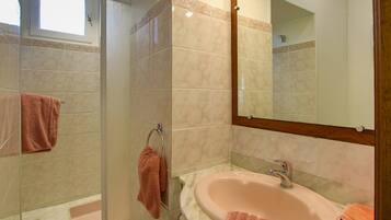 Een douche, handdoeken