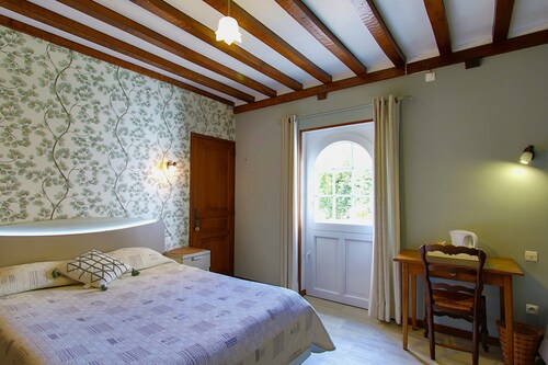 Bed and Breakfast 'Chambre Lit Double' with Shared Garden and Wi-Fi