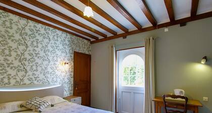 Bed and Breakfast 'Chambre Lit Double' with Shared Garden and Wi-Fi