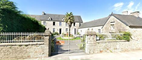 المنشأة من الخارج