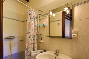 Douche, serviettes fournies
