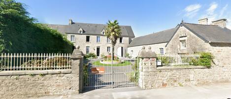 المنشأة من الخارج