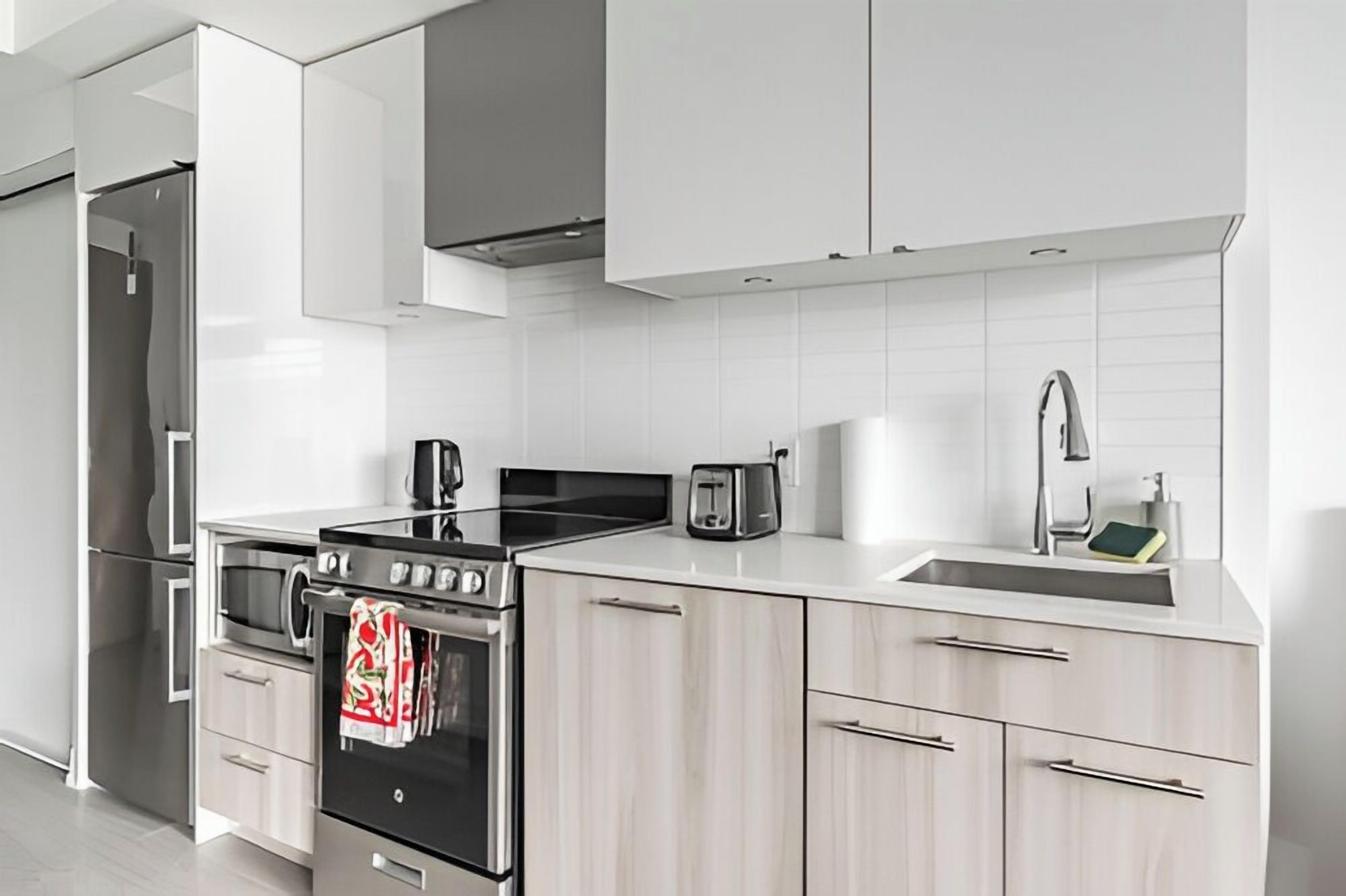 Deluxe Studio Suite, City View | Private kitchen