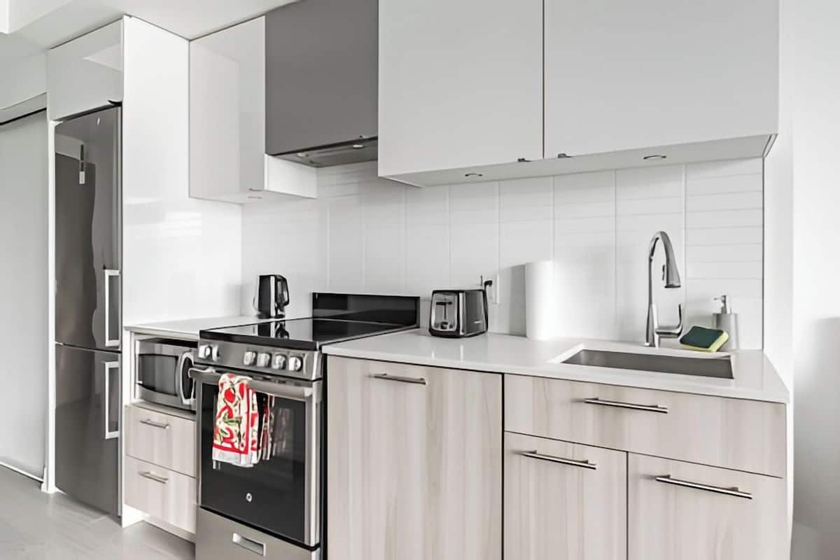 Deluxe Studio Suite, City View | Private kitchen