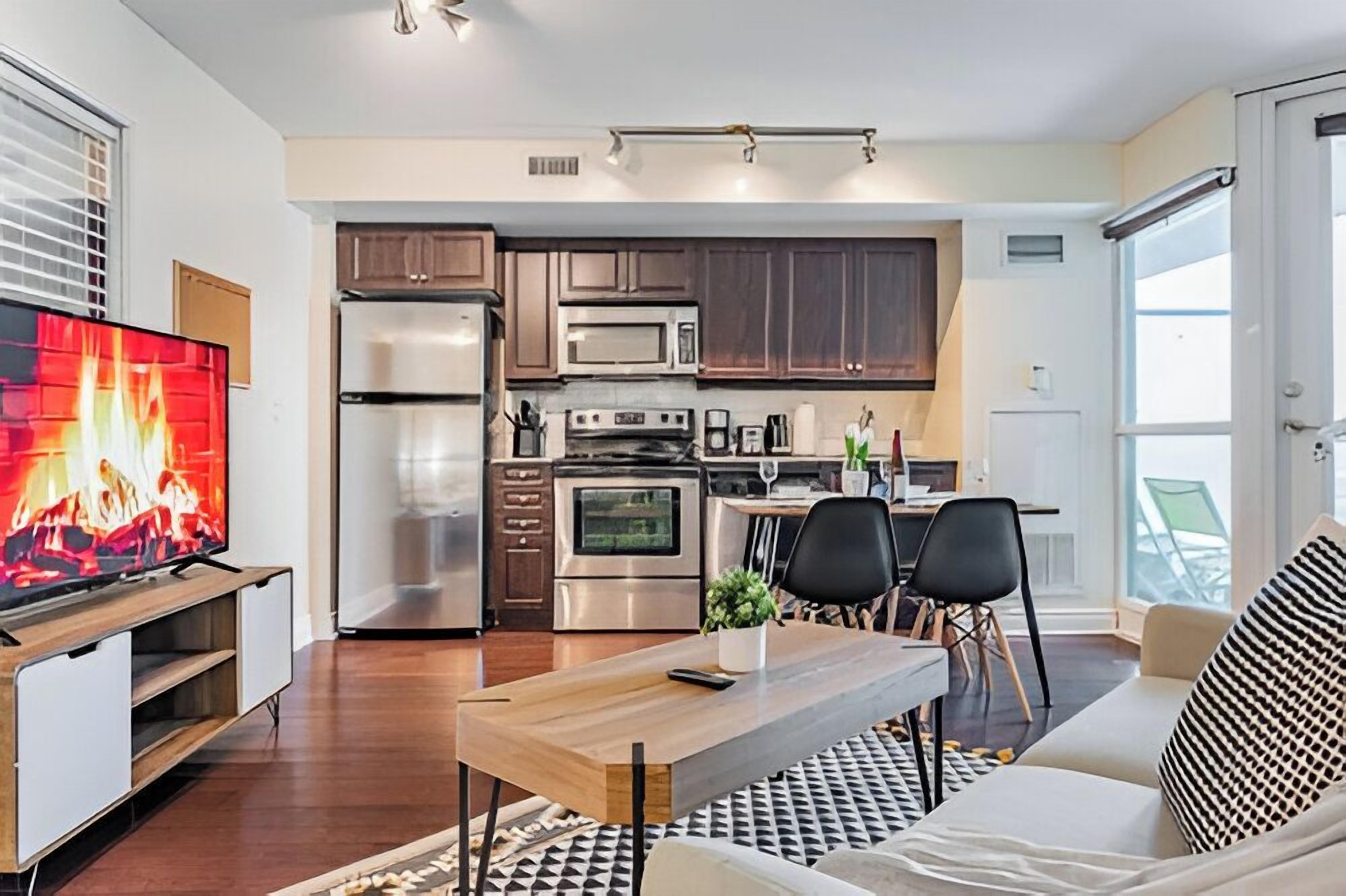 Signature Suite, 1 Bedroom, Balcony, City View | Living area