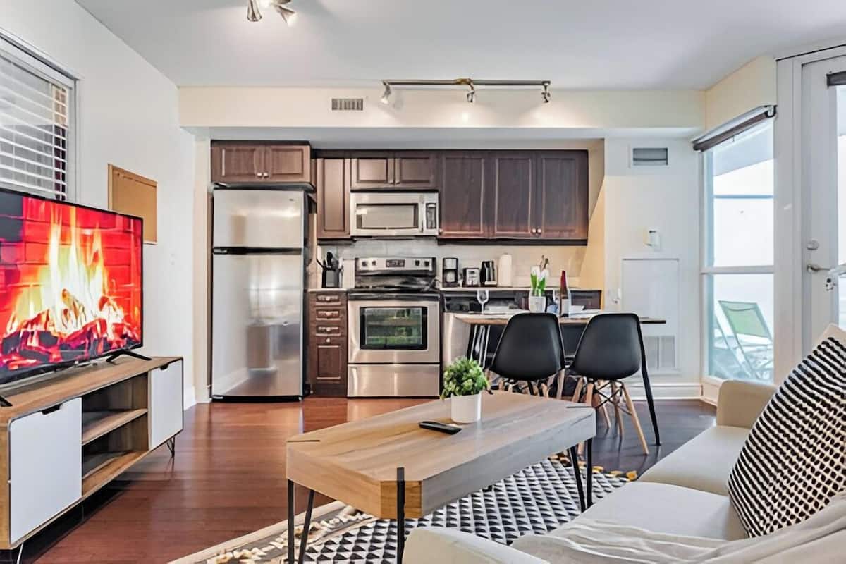 Signature Suite, 1 Bedroom, Balcony, City View | Living area