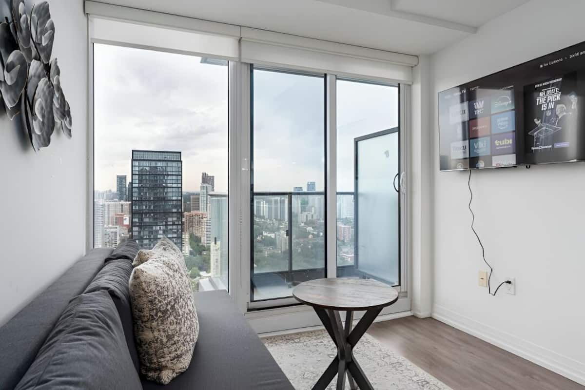 Grand Room, Balcony, City View | Living area