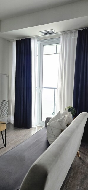 Habitación individual, balcón | Zona de estar