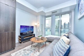 Exclusive Suite, 2 Bedrooms, Balcony, Lake View | Living area