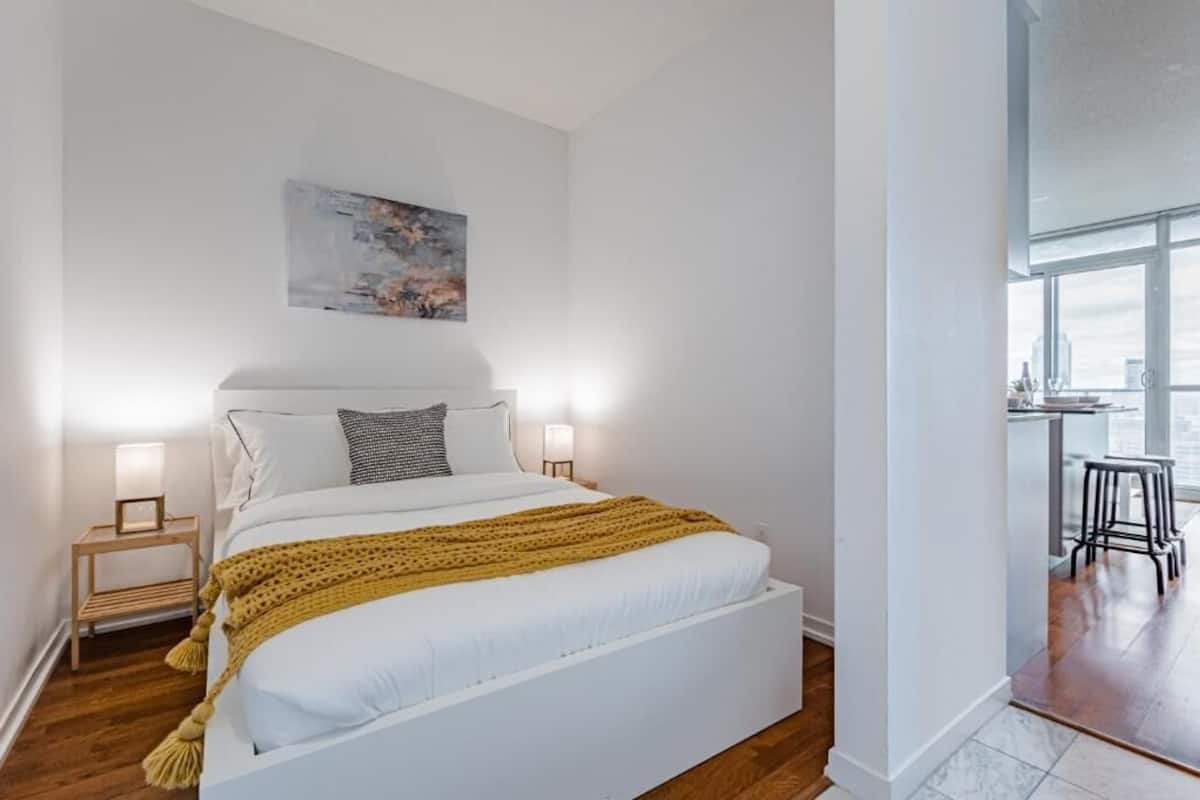 Classic Suite, 1 Queen Bed, City View