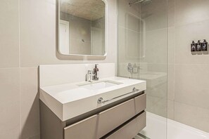 Shower, hair dryer, towels, shampoo - Deluxe Apartment en Recoleta by Magno | 1B (Buenos Aires)