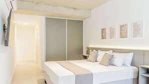 A bedroom with a bed, bedside tables, a wardrobe, and wall art. - Deluxe Apartment en Recoleta by Magno | 3A (Buenos Aires)