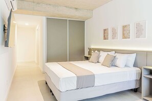 A bedroom with a bed, bedside tables, a wardrobe, and wall art. - Deluxe Apartment en Recoleta by Magno | 3A (Buenos Aires)