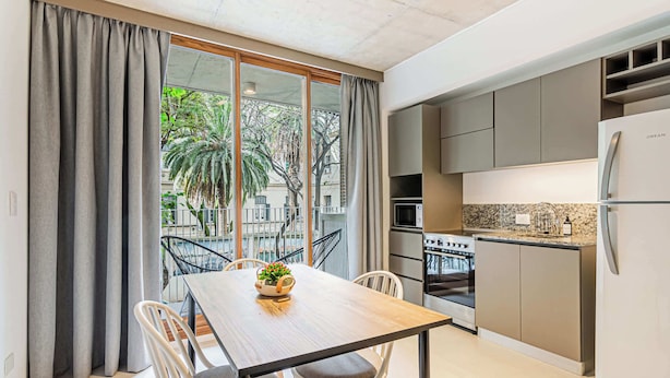 A modern kitchen with a refrigerator, oven, and microwave. - Deluxe Apartment en Recoleta by Magno | 1A (Buenos Aires)