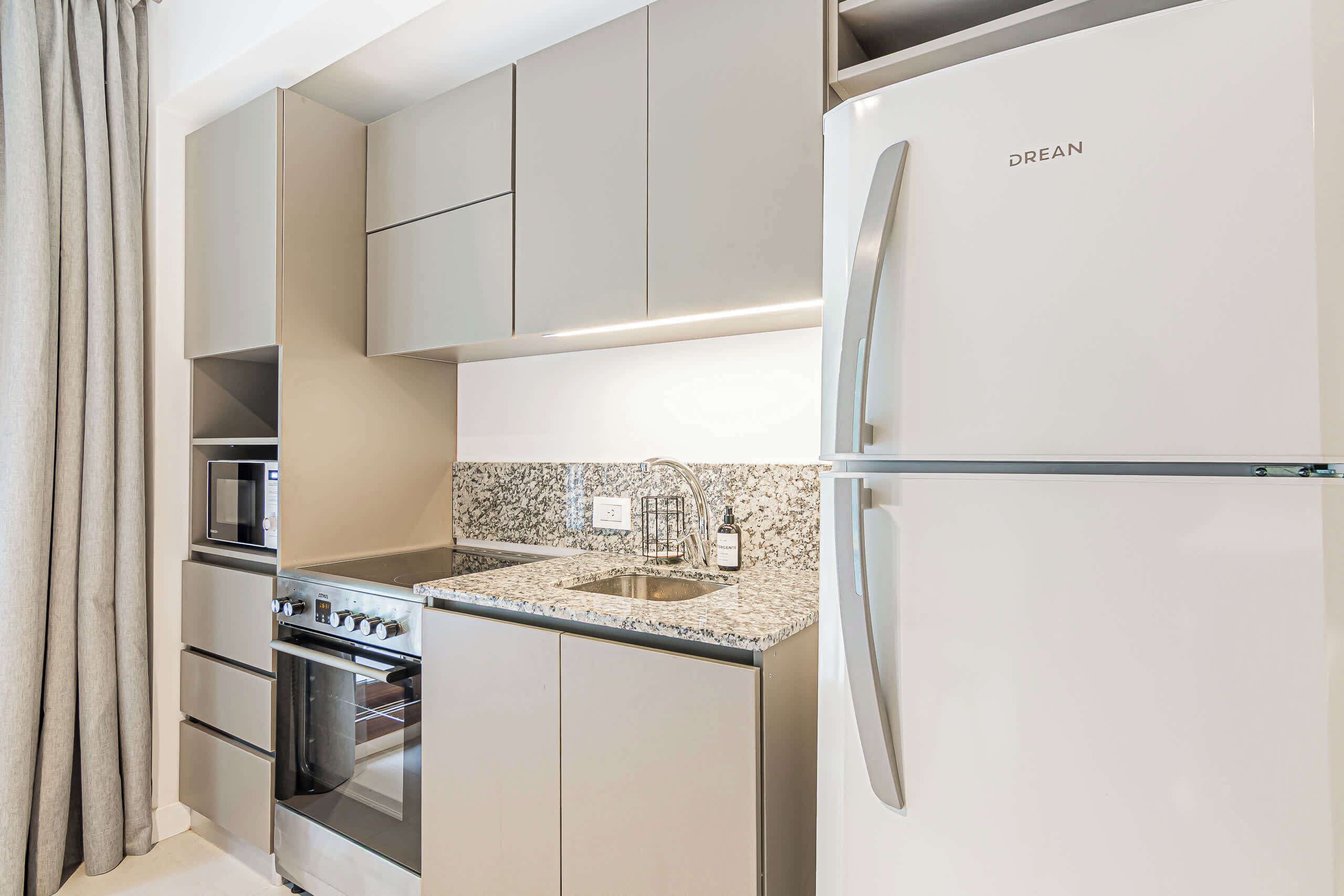 Refrigerador, microondas, placa de cocina, cafetera/tetera