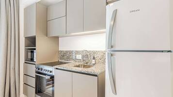 Refrigerador, microondas, placa de cocina, cafetera/tetera