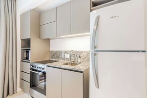 Refrigerador, microondas, placa de cocina, cafetera/tetera