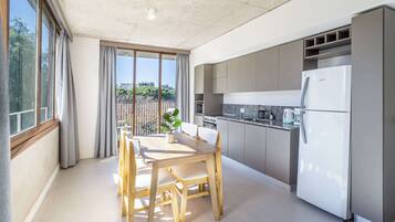 Fridge, microwave, oven, coffee/tea maker