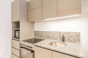 Réfrigérateur, micro-ondes, plaque de cuisson, cafetière/bouilloire
