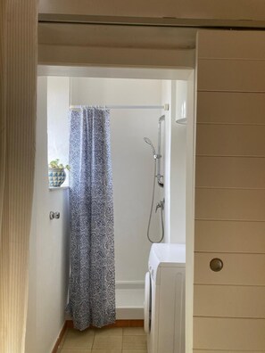 Shower, bidet - Casa dell'Orologio - Two Bedroom Apartment, Sleeps 4 (Palazzolo Acreide)