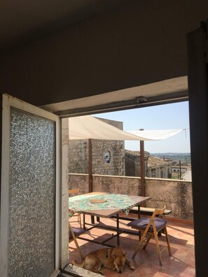 Outdoor dining - Casa dell'Orologio - Two Bedroom Apartment, Sleeps 4 (Palazzolo Acreide)