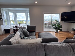 Televisio, kirjoja, työhuone