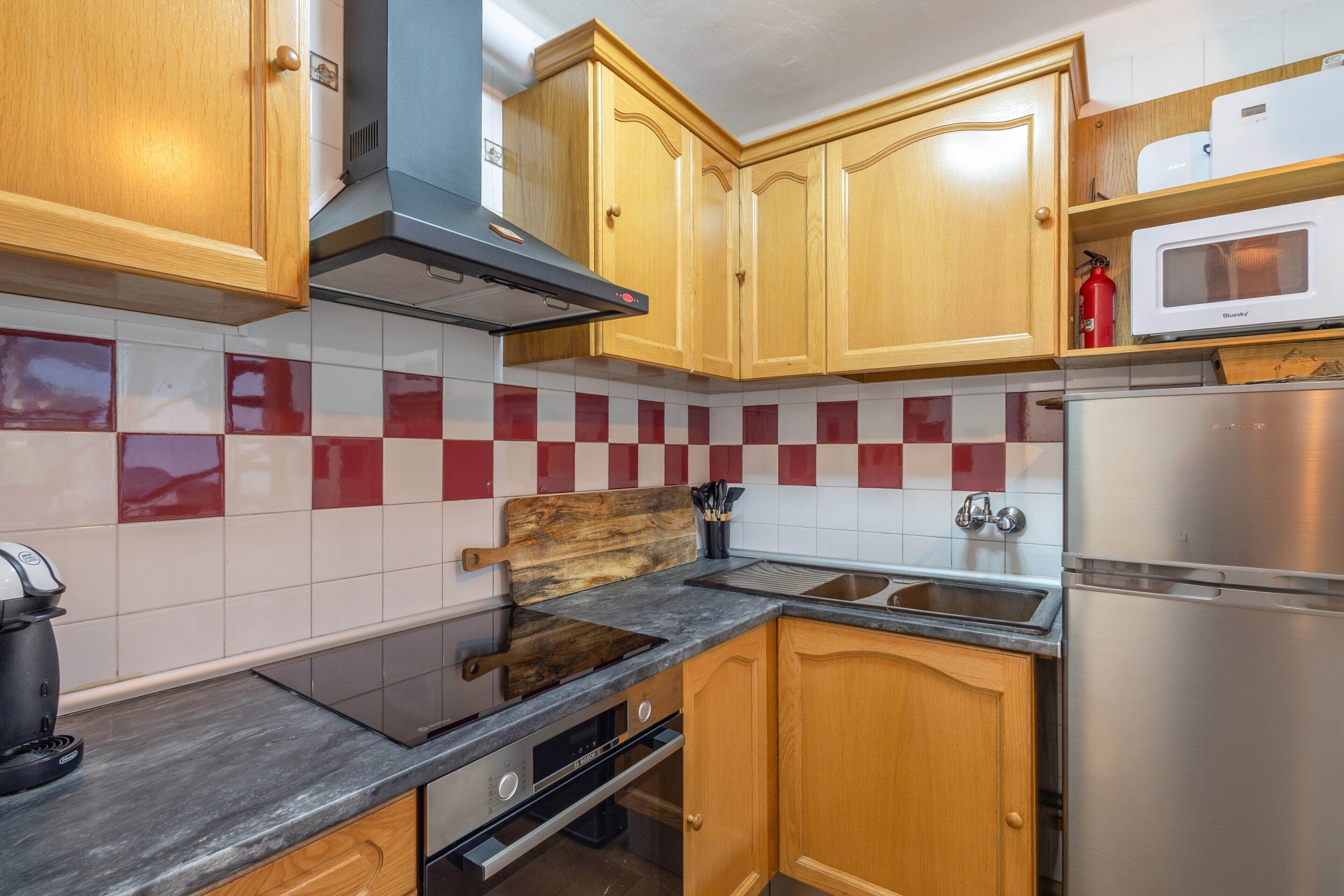 Frigorífico, microondas, horno y placa de cocina