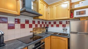 Frigorífico, microondas, horno y placa de cocina